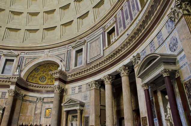 O interior do Panteão é revestido de mármore e hoje guarda estátuas de santos católicos em seus nichos na parede circular