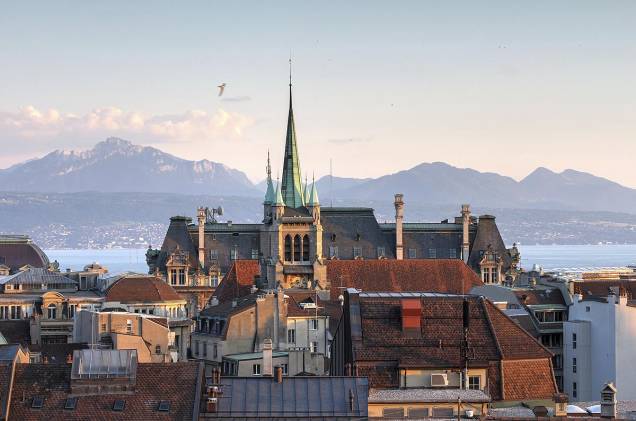 Um dos símbolos da arquitetura gótica na Suíça, a catedral de Lausanne é rodeada por ruelas fechadas para carros e repletas de bares e cafés charmosos Um dos símbolos da arquitetura gótica na Suíça, a catedral de Lausanne é rodeada por ruelas fechadas para carros e repletas de bares e cafés charmosos