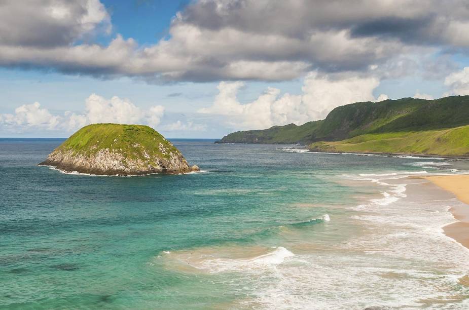 Água cristalina, areia avermelhada e muito sossego: os três ingredientes fundamentais para a Praia do Leão, em Fernando de Noronha, ter cinco estrelas no GUIA QUATRO RODAS