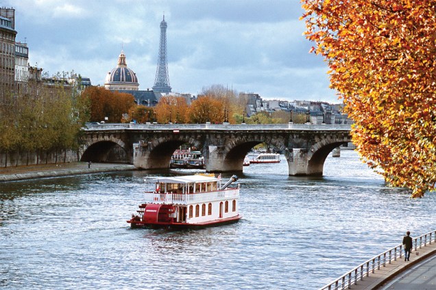 A alma de Paris navega no Sena