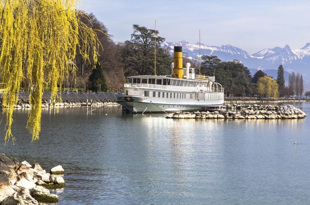 Uma das melhores maneiras de conhecer Lausanne é passeando de barcos a vapor com rodas de pás e embarcações a motor pelas margens do Lago Genebra