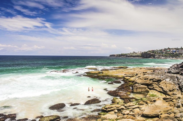 <strong><a href="https://viajeaqui.abril.com.br/cidades/australia-sydney" rel="Sydney (Austrália)" target="_blank">Sydney (Austrália)</a></strong>                                        Outras praias que valem muito uma visita em um dia de sol são Manly, Bronte (é a praia da foto, acessível através de uma trilha que começa em Bondi Beach), Collaroy e Palm Beach. Após se bronzear nas orlas, o turista ainda pode desfrutar de diversos outros atrativos do centro de Sydney, como a fantástica Opera House e a imponente Sydney Bridge, que pode ser escalada pelos mais aventureiros.