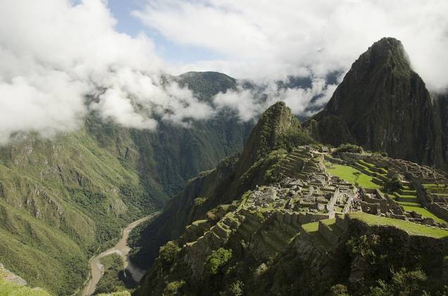 <strong>Trilha Inca (Peru)</strong>        A antiga trilha aberta pelos incas, que leva ao vale sagrado de <a href="http://viajeaqui.abril.com.br/cidades/peru-machu-picchu" rel="Machu Picchu" target="_blank"><strong>Machu Picchu</strong></a>, hoje é percorrida por milhares de aventureiros que encontram montanhas com picos congelados, florestas altas, ruínas e penhascos ao longo do caminho. Julho é o mês mais recomendado para encará-la por ser uma época seca e sem chuva. O trajeto clássico tem aproximadamente 45 quilômetros e dura quatro dias. No entanto, existem opções de trilhas mais curtas (dois dias, por exemplo). O mal de altitude é o principal vilão para os aventureiros, que normalmente é combatido mascando folhas de coca