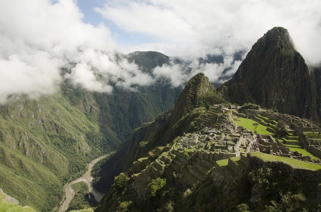 <a href="https://viajeaqui.abril.com.br/cidades/peru-machu-picchu" rel="Machu Picchu - Peru" target="_blank"><strong>Machu Picchu</strong></a><strong><a href="https://viajeaqui.abril.com.br/cidades/peru-machu-picchu" rel="Machu Picchu - Peru" target="_blank"> – Peru</a></strong>A antiga trilha aberta pelos incas, que leva ao vale sagrado de Machu Picchu, hoje é percorrida por milhares de aventureiros que encontram montanhas com picos congelados, florestas altas, ruínas e penhascos ao longo do caminho. Julho é o mês mais recomendado para encará-la por ser uma época seca e sem chuva. O trajeto clássico tem aproximadamente 45 quilômetros e dura quatro dias. No entanto, existem opções de trilhas mais curtas (dois dias, por exemplo). O mal de altitude é o principal vilão para os aventureiros, que normalmente é combatido mascando folhas de coca
