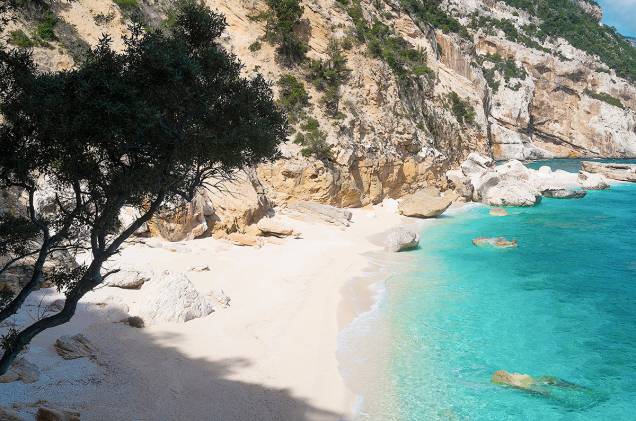 <strong>Cala Mariolu</strong> A região de Baunei é conhecida pelas praias de água cristalina na Sardenha. Cala Mariolu atrai milhares de turistas todos os anos em busca de suas águas azul-turquesa.<a href="https://www.booking.com/searchresults.en-gb.html?aid=332455&lang=en-gb&sid=eedbe6de09e709d664615ac6f1b39a5d&sb=1&src=index&src_elem=sb&error_url=https%3A%2F%2Fwww.booking.com%2Findex.en-gb.html%3Faid%3D332455%3Bsid%3Deedbe6de09e709d664615ac6f1b39a5d%3Bsb_price_type%3Dtotal%26%3B&ss=Baunei%2C+%E2%80%8BSardinia%2C+%E2%80%8BItaly&checkin_monthday=&checkin_month=&checkin_year=&checkout_monthday=&checkout_month=&checkout_year=&no_rooms=1&group_adults=2&group_children=0&from_sf=1&ss_raw=Bauney+&ac_position=0&ac_langcode=en&dest_id=-111354&dest_type=city&place_id_lat=40.033298&place_id_lon=9.66667&search_pageview_id=04199039c5720521&search_selected=true&search_pageview_id=04199039c5720521&ac_suggestion_list_length=2&ac_suggestion_theme_list_length=0&district_sel=0&airport_sel=0&landmark_sel=0" target="_blank" rel="noopener"><em>Busque hospedagens em Bauney no Booking.com</em></a>