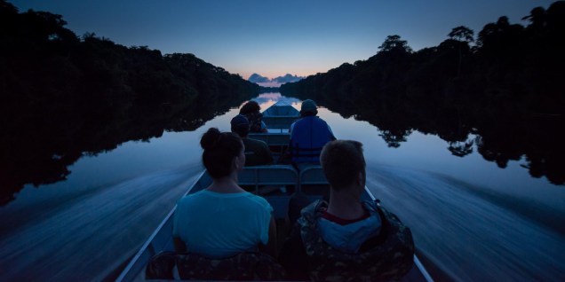 O Anavilhanas Jungle Lodge oferece passeios de barco pela região do Rio Negro; por ter as águas mais ácidas, quase não há mosquitos por ali