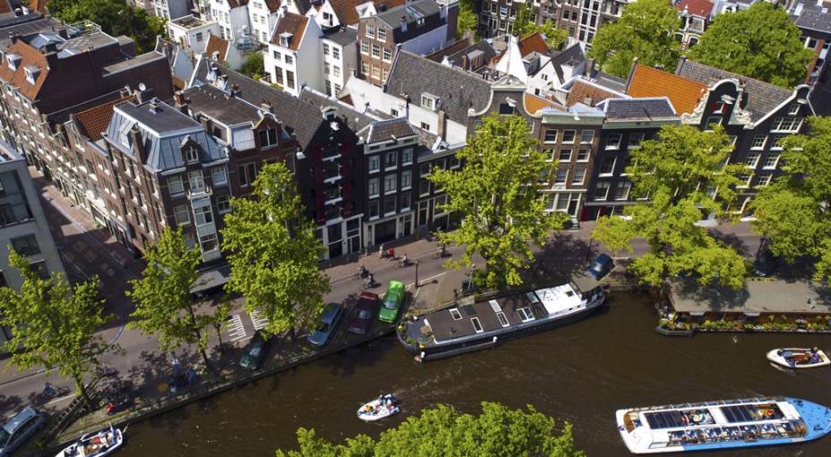 O ar burguês das casas de tijolos aparentes, alamedas arborizadas e incontáveis pontes oferecem um ar romântico e bem agradável a Amsterdã O ar burguês das casas de tijolos aparentes, alamedas arborizadas e incontáveis pontes oferecem um ar romântico e bem agradável a Amsterdã