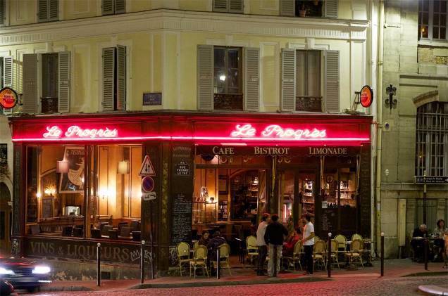 <strong>Café Le Progrès</strong>“Uma das esquinas mágicas de <a href="https://viajeaqui.abril.com.br/cidades/franca-paris" rel=" Paris" target="_blank"><strong>Paris</strong></a>. O programa é ficar numa das mesinhas da calçada e assistir ao desfile dos mais chiques e cool parisienses.”<strong>Endereço</strong>:<em> 1 rue de Bretagne, esquina com rue Vieille du Temple</em> <strong>Café Le Progrès</strong>“Uma das esquinas mágicas de <a href="https://viajeaqui.abril.com.br/cidades/franca-paris" rel=" Paris" target="_blank"><strong>Paris</strong></a>. O programa é ficar numa das mesinhas da calçada e assistir ao desfile dos mais chiques e cool parisienses.”<strong>Endereço</strong>:<em> 1 rue de Bretagne, esquina com rue Vieille du Temple</em>