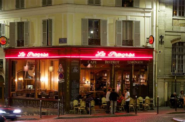 <strong>Café Le Progrès</strong>“Uma das esquinas mágicas de <a href="http://viajeaqui.abril.com.br/cidades/franca-paris" rel=" Paris" target="_blank"><strong>Paris</strong></a>. O programa é ficar numa das mesinhas da calçada e assistir ao desfile dos mais chiques e cool parisienses.”<strong>Endereço</strong>:<em> 1 rue de Bretagne, esquina com rue Vieille du Temple</em>