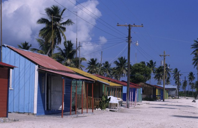A vila típica dos moradores da ilha tem casinhas de madeira coloridas. Reserva natural do Parque Nacional del Este, não há bares nem pousadas na ilha