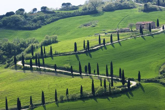 Típica paisagem rural da <strong>Toscana</strong>, com ciprestes e casas de tijolo