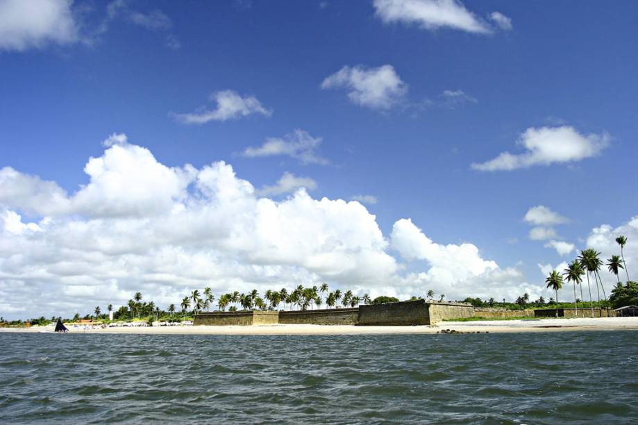 Vista do Forte Orange, de 1654. Do alto da construção é possível ver a ilhota Coroa do Avião