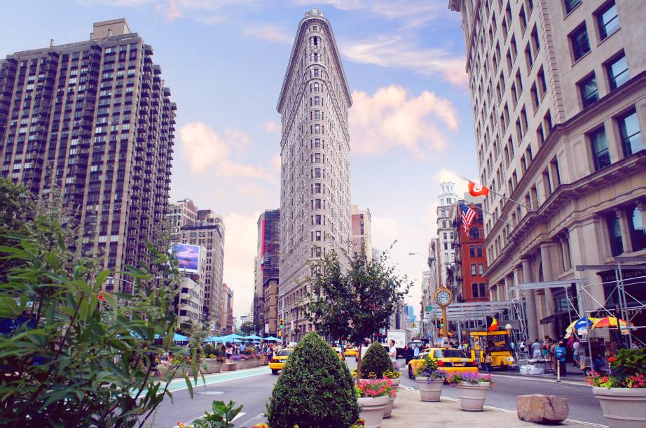 <strong><a href="https://viajeaqui.abril.com.br/estabelecimentos/estados-unidos-nova-york-atracao-5-avenida" rel="5ª Avenida" target="_blank">5ª Avenida</a>, <a href="https://viajeaqui.abril.com.br/cidades/estados-unidos-nova-york" rel="Nova York" target="_blank">Nova York</a></strong> Lojas de grife, mansões, prédios modernos e atrações turísticas fazem desta uma das principais vias de Manhattan (quiçá dos <a href="https://viajeaqui.abril.com.br/paises/estados-unidos" rel="Estados Unidos" target="_blank">Estados Unidos</a> e do mundo). Para você ter uma ideia, ali fica o <a href="https://viajeaqui.abril.com.br/estabelecimentos/estados-unidos-nova-york-atracao-empire-state-building" rel="Empire State" target="_blank">Empire State</a>, o <a href="https://viajeaqui.abril.com.br/estabelecimentos/estados-unidos-nova-york-atracao-rockfeller-center" rel="Rockfeller Center" target="_blank">Rockfeller Center</a>, o <a href="https://viajeaqui.abril.com.br/estabelecimentos/estados-unidos-nova-york-atracao-metropolitan-museum-of-art" rel="Metropolitan Museum" target="_blank">Metropolitan Museum</a>, a <a href="https://viajeaqui.abril.com.br/estabelecimentos/estados-unidos-nova-york-atracao-saint-patrick-s-cathedral" rel="Saint Patricks Cathedral" target="_blank">Saint Patricks Cathedral</a>, parte do <a href="https://viajeaqui.abril.com.br/estabelecimentos/estados-unidos-nova-york-atracao-central-park" rel="Central Park" target="_blank">Central Park</a>... A lista é longa. Tudo isso ainda divide espaço com milhares de turistas e artistas de rua <strong><a href="https://viajeaqui.abril.com.br/estabelecimentos/estados-unidos-nova-york-atracao-5-avenida" rel="5ª Avenida" target="_blank">5ª Avenida</a>, <a href="https://viajeaqui.abril.com.br/cidades/estados-unidos-nova-york" rel="Nova York" target="_blank">Nova York</a></strong> Lojas de grife, mansões, prédios modernos e atrações turísticas fazem desta uma das principais vias de Manhattan (quiçá dos <a href="https://viajeaqui.abril.com.br/paises/estados-unidos" rel="Estados Unidos" target="_blank">Estados Unidos</a> e do mundo). Para você ter uma ideia, ali fica o <a href="https://viajeaqui.abril.com.br/estabelecimentos/estados-unidos-nova-york-atracao-empire-state-building" rel="Empire State" target="_blank">Empire State</a>, o <a href="https://viajeaqui.abril.com.br/estabelecimentos/estados-unidos-nova-york-atracao-rockfeller-center" rel="Rockfeller Center" target="_blank">Rockfeller Center</a>, o <a href="https://viajeaqui.abril.com.br/estabelecimentos/estados-unidos-nova-york-atracao-metropolitan-museum-of-art" rel="Metropolitan Museum" target="_blank">Metropolitan Museum</a>, a <a href="https://viajeaqui.abril.com.br/estabelecimentos/estados-unidos-nova-york-atracao-saint-patrick-s-cathedral" rel="Saint Patricks Cathedral" target="_blank">Saint Patricks Cathedral</a>, parte do <a href="https://viajeaqui.abril.com.br/estabelecimentos/estados-unidos-nova-york-atracao-central-park" rel="Central Park" target="_blank">Central Park</a>... A lista é longa. Tudo isso ainda divide espaço com milhares de turistas e artistas de rua