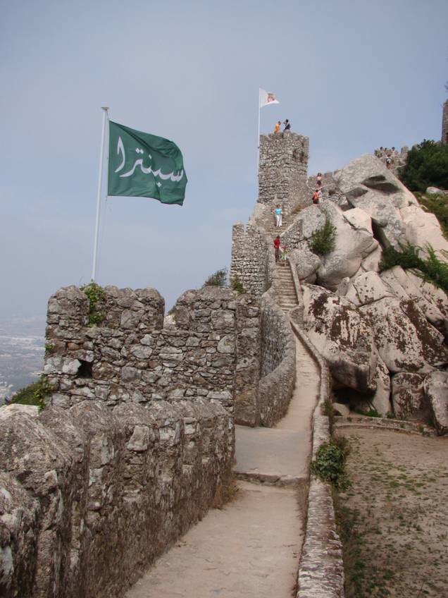 O Castelo dos Mouros construído no tempo da ocupação árabe, entre os séculos 9 e 10