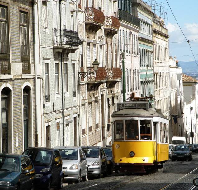 O clássico bondinho amarelo da linha 28, forrado de madeira, percorre os bairros históricos da cidade, em um verdadeiro city tour O clássico bondinho amarelo da linha 28, forrado de madeira, percorre os bairros históricos da cidade, em um verdadeiro city tour