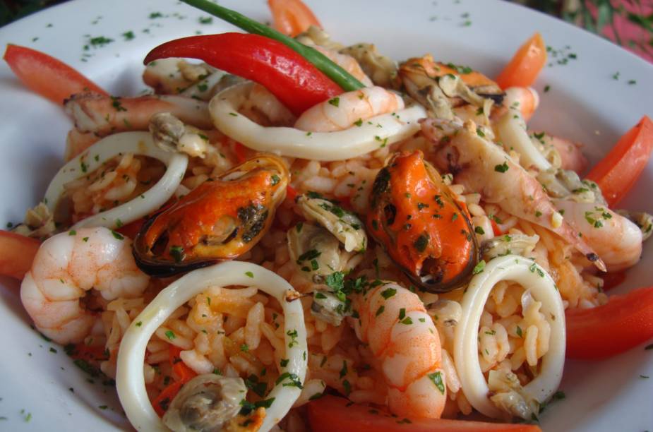 Risotto ai frutti di mare al pomodoro: Camarões, lulas, polvo, vôngole e mexilhão ao molho pomodoro