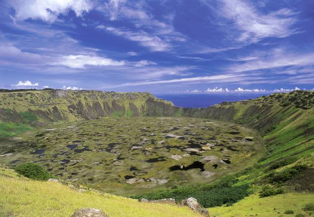 O Vulcão Rano Kau é um dos três que deram origem à Ilha. Já extinto, abriga uma lagoa com 250 metros de profundidade no interior da cratera