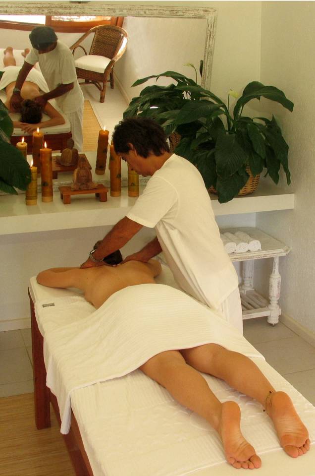O spa da pousada oferece hidromassagem, sauna seca, sala de ginástica, além de massagens com terapeutas