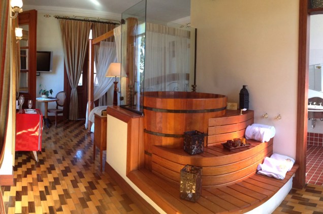 Ofurô de madeira, dentro de um dos quartos do hotel em Florianópolis
