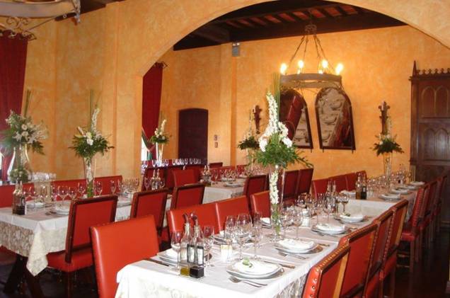 Nesse ambiente realizam-se eventos como casamentos, jantar de formatura com público menor, além de alguns eventos corporativos como por exemplo reuniões e palestras Nesse ambiente realizam-se eventos como casamentos, jantar de formatura com público menor, além de alguns eventos corporativos como por exemplo reuniões e palestras