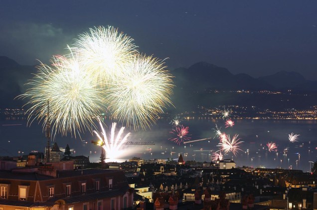 Fogos de artifício deixam a vista do Lago Genebra ainda mais surpreendente em Lausanne, Suíça