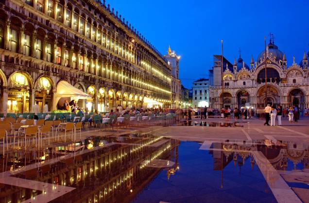 <strong>Piazza San Marco – <a href="https://viagemeturismo.abril.com.br/cidades/veneza-15/" target="_blank" rel="noopener">Veneza</a> – <a href="https://viagemeturismo.abril.com.br/paises/italia-2/" target="_blank" rel="noopener">Itália </a></strong> Uma das mais belas e imponentes praças do mundo. A Piazza é um dos melhores pontos para curtir a paisagem e ver o povo passando por Veneza, mas também um dos lugares mais fortemente afetados durante as enchentes regulares da cidade, que são mais comuns durante o inverno. Para ver os museus que ficam na praça, é importante chegar cedo, antes da invasão de turistas. Sugerimos voltar à tardinha para o pôr do sol e quem sabe um café na <a href="https://viajeaqui.abril.com.br/estabelecimentos/italia-veneza-restaurante-caffe-florian" target="_blank" rel="noopener">Florian</a>, a cafeteria mais antiga da Itália. À noite, sua atmosfera é simplesmente mágica. Para conferir a melhor vista de Veneza, suba o elevador da <strong>torre do campanário </strong>que fica em um dos cantos da praça. Com sua primeira versão erguida no século 9, a torre desmoronou em 1902 e foi reconstruída de acordo com o projeto do século 16 <a href="https://www.booking.com/searchresults.pt-br.html?aid=332455&sid=d98f25c4d6d5f89238aebe98e11a09ba&sb=1&src=index&src_elem=sb&error_url=https%3A%2F%2Fwww.booking.com%2Findex.pt-br.html%3Faid%3D332455%3Bsid%3Dd98f25c4d6d5f89238aebe98e11a09ba%3Bsb_price_type%3Dtotal%26%3B&ss=Veneza%2C+Veneto%2C+It%C3%A1lia&is_ski_area=&ssne=Rio+de+Janeiro&ssne_untouched=Rio+de+Janeiro&checkin_year=&checkin_month=&checkout_year=&checkout_month=&group_adults=2&group_children=0&no_rooms=1&b_h4u_keep_filters=&from_sf=1&ss_raw=veneza&ac_position=0&ac_langcode=xb&ac_click_type=b&dest_id=-132007&dest_type=city&iata=VCE&place_id_lat=45.433891&place_id_lon=12.338505&search_pageview_id=ef6378843535029d&search_selected=true&search_pageview_id=ef6378843535029d&ac_suggestion_list_length=5&ac_suggestion_theme_list_length=0" target="_blank" rel="noopener"><em>Busque hospedagem em Veneza</em></a> <strong>Piazza San Marco – <a href="https://viagemeturismo.abril.com.br/cidades/veneza-15/" target="_blank" rel="noopener">Veneza</a> – <a href="https://viagemeturismo.abril.com.br/paises/italia-2/" target="_blank" rel="noopener">Itália </a></strong> Uma das mais belas e imponentes praças do mundo. A Piazza é um dos melhores pontos para curtir a paisagem e ver o povo passando por Veneza, mas também um dos lugares mais fortemente afetados durante as enchentes regulares da cidade, que são mais comuns durante o inverno. Para ver os museus que ficam na praça, é importante chegar cedo, antes da invasão de turistas. Sugerimos voltar à tardinha para o pôr do sol e quem sabe um café na <a href="https://viajeaqui.abril.com.br/estabelecimentos/italia-veneza-restaurante-caffe-florian" target="_blank" rel="noopener">Florian</a>, a cafeteria mais antiga da Itália. À noite, sua atmosfera é simplesmente mágica. Para conferir a melhor vista de Veneza, suba o elevador da <strong>torre do campanário </strong>que fica em um dos cantos da praça. Com sua primeira versão erguida no século 9, a torre desmoronou em 1902 e foi reconstruída de acordo com o projeto do século 16 <a href="https://www.booking.com/searchresults.pt-br.html?aid=332455&sid=d98f25c4d6d5f89238aebe98e11a09ba&sb=1&src=index&src_elem=sb&error_url=https%3A%2F%2Fwww.booking.com%2Findex.pt-br.html%3Faid%3D332455%3Bsid%3Dd98f25c4d6d5f89238aebe98e11a09ba%3Bsb_price_type%3Dtotal%26%3B&ss=Veneza%2C+Veneto%2C+It%C3%A1lia&is_ski_area=&ssne=Rio+de+Janeiro&ssne_untouched=Rio+de+Janeiro&checkin_year=&checkin_month=&checkout_year=&checkout_month=&group_adults=2&group_children=0&no_rooms=1&b_h4u_keep_filters=&from_sf=1&ss_raw=veneza&ac_position=0&ac_langcode=xb&ac_click_type=b&dest_id=-132007&dest_type=city&iata=VCE&place_id_lat=45.433891&place_id_lon=12.338505&search_pageview_id=ef6378843535029d&search_selected=true&search_pageview_id=ef6378843535029d&ac_suggestion_list_length=5&ac_suggestion_theme_list_length=0" target="_blank" rel="noopener"><em>Busque hospedagem em Veneza</em></a>