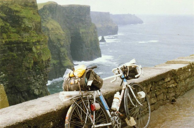<strong>Cliffs of Moher, <a href="https://viajeaqui.abril.com.br/paises/irlanda" target="_blank" rel="noopener">Irlanda</a></strong> Pelo caminho, é possível parar para tirar fotografias do castelo Dunglaire, conhecer o monumento O’Brien Tower, de Poulnabrone, as tumbas de Gleninsheen e Burren. Ao final da trilha, o ciclista pode tomar um banho gelado de mar ou ainda saborear uma das tradicionais cervejas irlandesas para fechar com chave de ouro a aventura. Os melhores meses para visitar o país são julho e agosto.