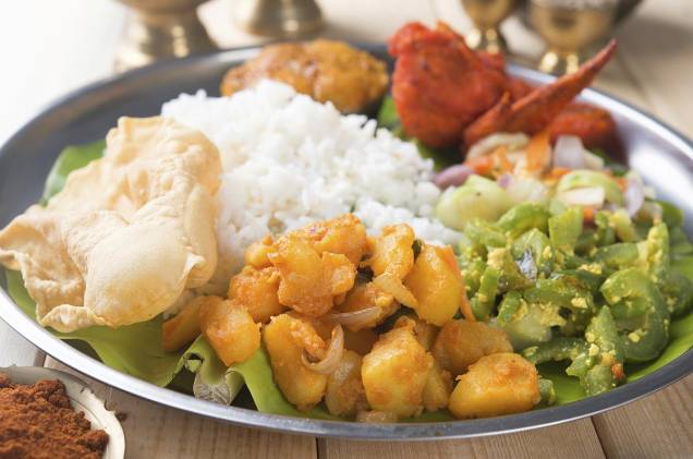 Já se ambientou à comida indiana? Então está na hora de experimentar o thali