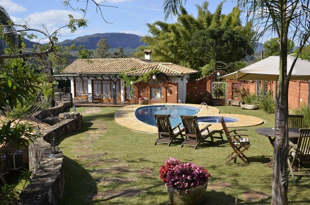 A área da piscina da pousada tem vista para a Serra de São José, em Tiradentes (MG)