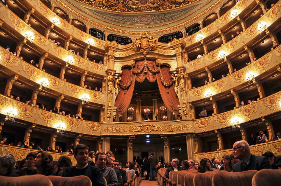 Local de encontro dos personagens de Eça (é lá onde Carlos da Maia mantinha um camarote), o <a href="https://tnsc.pt/" target="_blank" rel="noopener">Teatro de São Carlos</a> foi construído em 1793, com elementos neoclássicos e rococó, e era frequentado pela realeza e burguesia endinheirada. Hoje ainda abriga óperas e dá tours guiados pela construção. <em>(</em><em>Rua Serpa Pinto, 9)</em> Local de encontro dos personagens de Eça (é lá onde Carlos da Maia mantinha um camarote), o <a href="https://tnsc.pt/" target="_blank" rel="noopener">Teatro de São Carlos</a> foi construído em 1793, com elementos neoclássicos e rococó, e era frequentado pela realeza e burguesia endinheirada. Hoje ainda abriga óperas e dá tours guiados pela construção. <em>(</em><em>Rua Serpa Pinto, 9)</em>