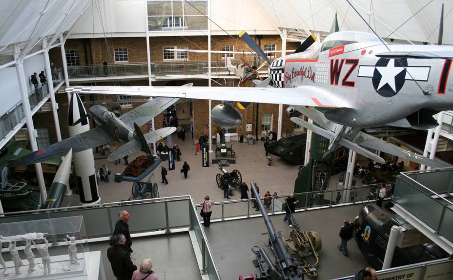 <strong>8. <a href="http://www.iwm.org.uk/" rel="Imperial War Museum" target="_blank">Imperial War Museum</a></strong>Se você sentiu falta de Winston Churchill no passeio, dê uma volta pelo Imperial War Museum. Fundado em 1917 em memória dos tempos áureos do Império Britânico, o lugar tem todo o tipo de registro sobre os eventos. São documentos, cartas, fotografias e até mesmo o vestuário dos soldados dos conflitos do início do século 20. Além disso, o seu acervo possui réplicas de diversos aviões, tanques, canhões e até mesmo um fragmento do muro de <a href="http://viajeaqui.abril.com.br/cidades/alemanha-berlim/fotos" rel="Berlim" target="_blank">Berlim</a>