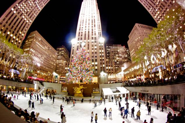 <strong><a href="http://viajeaqui.abril.com.br/cidades/estados-unidos-nova-york" rel="Nova York – EUA " target="_blank">Nova York – EUA </a></strong>    Os prédios e casas especialmente iluminados e adereçados para a ocasião têm a cobertura de neve como toque final. Algumas lojas têm tradição na decoração de suas vitrines como Macy’s, Tiffany e Saks. A gigantesca e brilhante árvore de Natal do <a href="http://viajeaqui.abril.com.br/estabelecimentos/estados-unidos-nova-york-atracao-rockfeller-center" rel="Rockefeller Center" target="_blank">Rockefeller Center</a> (foto) é uma das mais famosas da cidade. Uma pista de patinação de gelo “embaixo” dela é entretenimento clássico na temporada    <a href="http://www.booking.com/city/us/new-york.pt-br.html?aid=332455&label=viagemabril-natal" rel="Veja hotéis em Nova York no booking.com" target="_blank"><em>Veja hotéis em Nova York no Booking.com</em></a>