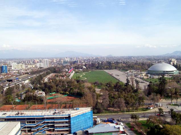 Uma área verde extremamente agradável da cidade de Santiago é o Parque OHiggins, muito querido e utilizado pelos moradores da capital chilena. Ele também oferece lugares para fazer churrasco, quadras de tênis, áreas de recreação para crianças e frequemente abriga eventos culturais, como shows de música e peças de teatro
