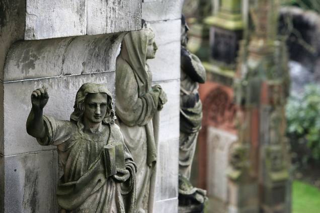 A antes pequena e desconhecida Capela de Roslin, na Escócia, é hoje uma grande atração turística, na esteira do sucesso do livro <em>O Código da Vinci</em>, de Dan Brown A antes pequena e desconhecida Capela de Roslin, na Escócia, é hoje uma grande atração turística, na esteira do sucesso do livro <em>O Código da Vinci</em>, de Dan Brown