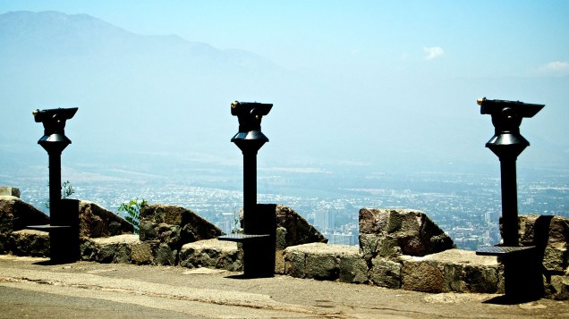 Do alto do Cerro, há mirantes para apreciar a cidade de Santiago
