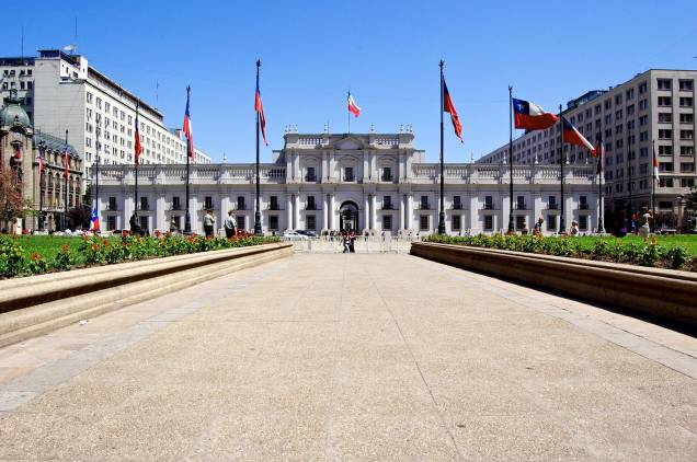 <strong>3. <a href="http://viajeaqui.abril.com.br/estabelecimentos/chile-santiago-atracao-palacio-de-la-moneda" rel="Palacio de la Moneda" target="_blank">Palacio de la Moneda</a></strong>        Qualquer panfleto turístico de Santiago que se preze tem uma imagem do Palacio de la Moneda. E não é para menos: o local é a sede da presidência do Chile e fica no coração de sua capital. Inaugurado em 1805 como Casa da Moeda, o edifício exibe um lindo estilo neoclássico e é cercado por uma praça florida perfeita para belas caminhadas