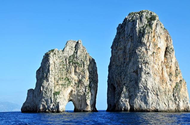 <a href="http://viajeaqui.abril.com.br/cidades/italia-capri" rel="Capri">Capri</a> tem formações rochosas capazes de fazer qualquer um se apaixonar pela geografia da ilha