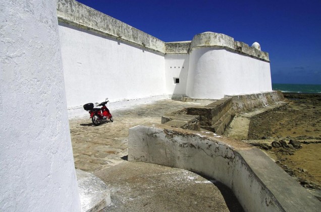 A muralha externa da fortaleza tem vista para os recifes da Praia do Forte