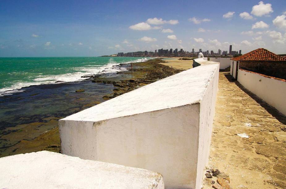 Da muralha do Forte é possível ver os prédios da orla de Natal