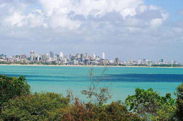 A cidade de João Pessoa emoldurada pelo oceano em tons de azul A cidade de João Pessoa emoldurada pelo oceano em tons de azul