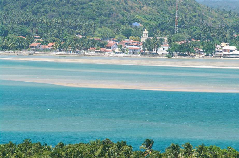 Um tour de bugue leva os turistas para explorarem o lado mais deserto da praia