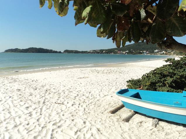 A Praia de Bombinhas é bastante procurada por famílias por causa do mar calmo e da boa estrutura A Praia de Bombinhas é bastante procurada por famílias por causa do mar calmo e da boa estrutura