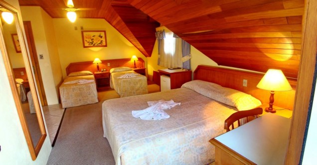 Os quartos do hotel Sky, em Gramado, possuem calefação central, frigobar, carpete antialérgico, colchões de mola e travesseiros de plumo 