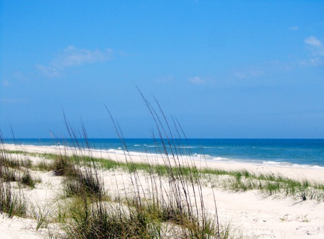 <strong>3. St. George Island State Park, Flórida</strong>As praias da Flórida são conhecidas por sua areia super branquinha. Não é diferente em St. George Island State Park, onde andando um pouco você encontra dunas
