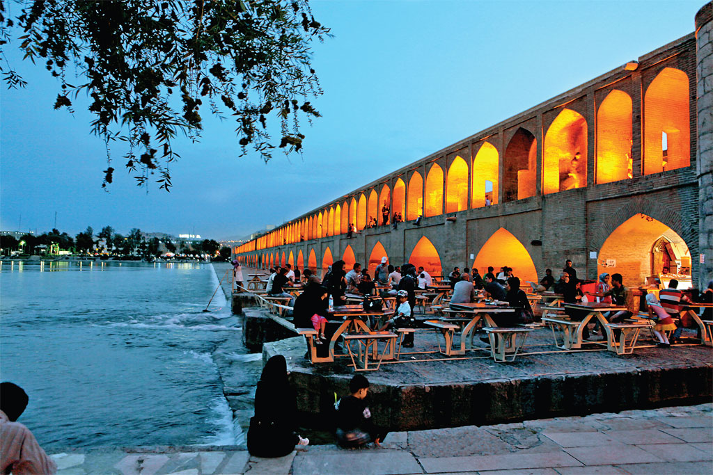 A Ponte Si-o-Se, com seus arcos iluminados sobre o Rio Zayandeh, em Isfahan, no Irã