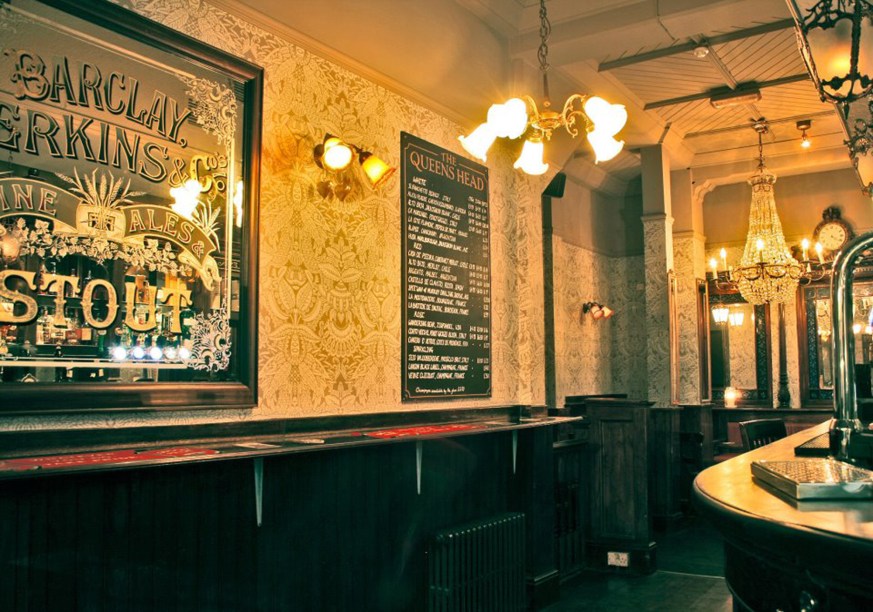 <a href="https://www.queensheadpiccadilly.com/" rel="The Queen’s Head" target="_blank"><strong>The Queen’s Head</strong></a>        Em plena Picadilly Circus, um pub que mistura turistas, executivos e gente que apenas faz um pitstop da loucura da região. Para acompanhar lagers, stouts e real ales, ótimos pratos clássicos de pub, como fish & chips e torta de haddock, que está mais para um ótimo escondidinho de peixe com catupiry. Quinzenalmente, às quartas, há espetáculos de comédia no andar superior. <em>15 Denman St., Piccadilly Circus</em>