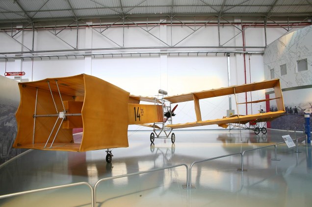 Réplica do 14-Bis, o avião criado pelo brasileiro Santos Dumont
