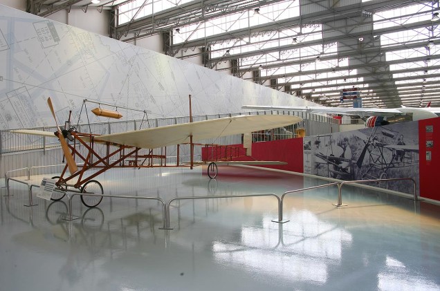 Réplicas dos primeiros aviões inventados também têm lugares especiais no hangar do Museu