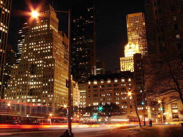 A 5ª Avenida à noite, com suas luzes apaixonantes; na foto, a esquina da famosa avenida com a 59th Street, em frente ao hotel The Plaza