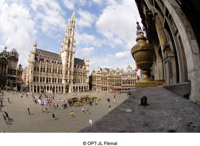 Com a agulha da prefeitura dominando o entorno, a <a href="http://viajeaqui.abril.com.br/estabelecimentos/belgica-bruxelas-atracao-grand-place" rel="Grand Place de Bruxelas" target="_blank">Grand Place de Bruxelas</a> é o centro da vida comercial e cívica da cidade a quase mil anos. A combinação de vários estilos arquitetônicos que decoram as casas das guildas e sua rica história lhe valeram o título de patrimônio da humanidade